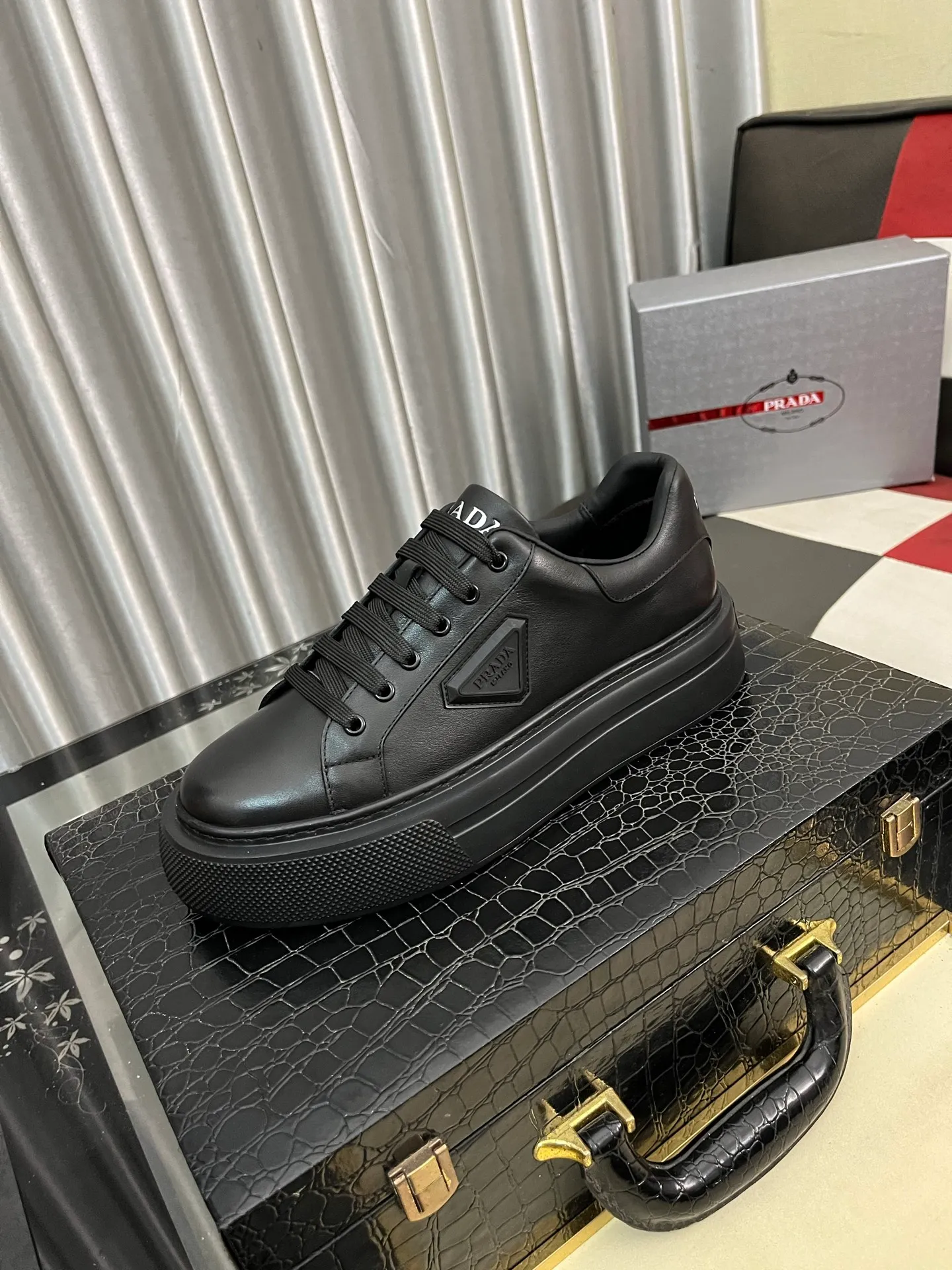 Men's shoes 💰580⌚️⌚️【PRADA】Prada casual shoes, originally developed 1:1, made of high-mercerized cowhide with imported cowhide, silk sheepskin lining, rubber outsole, comfortable and soft on the foot, size: 38-444️⃣Colors available